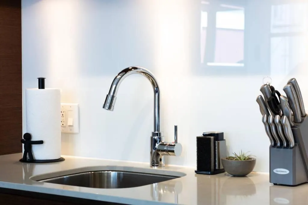 Apartment Clean 3Rd Floor Executive 1 Bedroom Apt In Old Town China Town Victoria